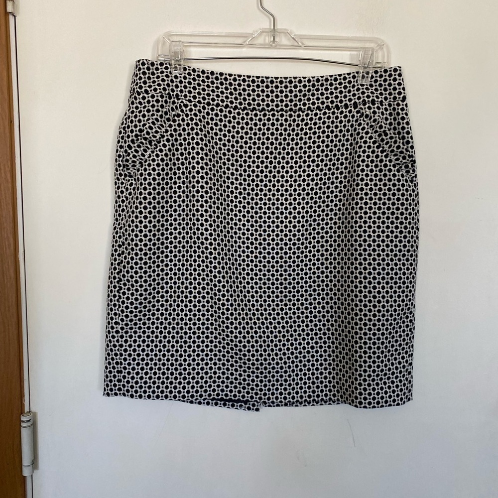 Loft, size 12, black and white print skirt with ruffel pocket detail